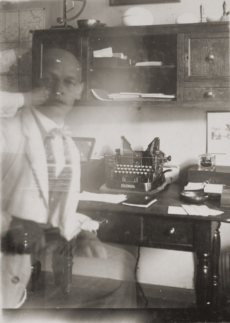 [Autorretrato ante la máquina de escribir, estudio de Prellerstrasse] de Oskar Schlemmer