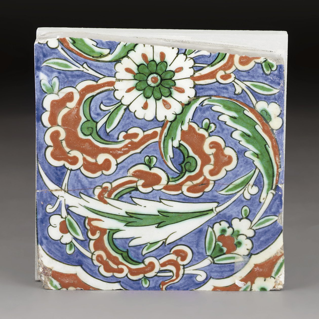 Un azulejo parcial de cerámica de Iznik, Turquía otomana, finales del siglo XVI de Ottoman School