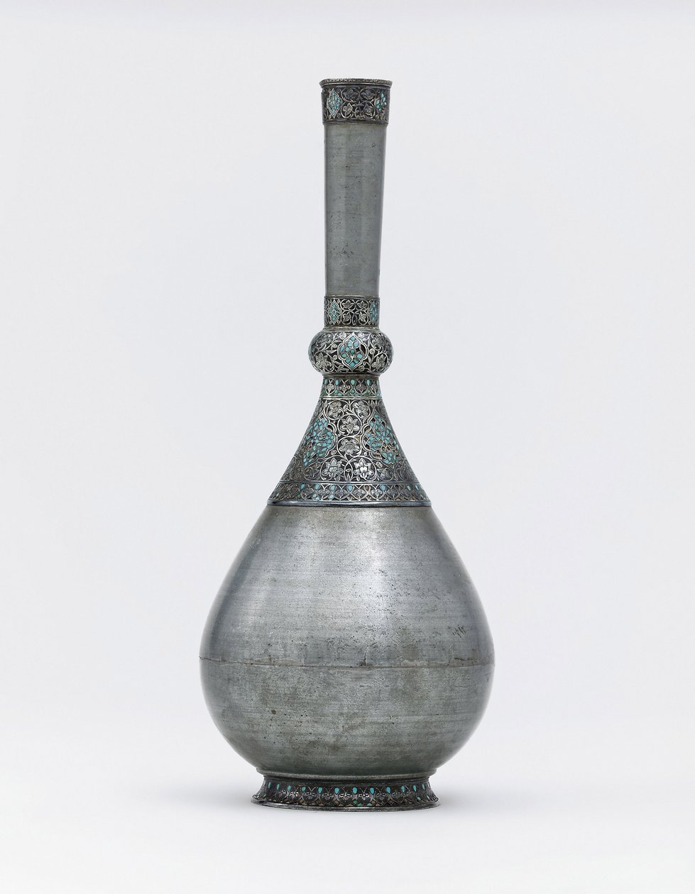 Una botella de zinc montada en plata con incrustaciones de turquesa otomana de Ottoman School
