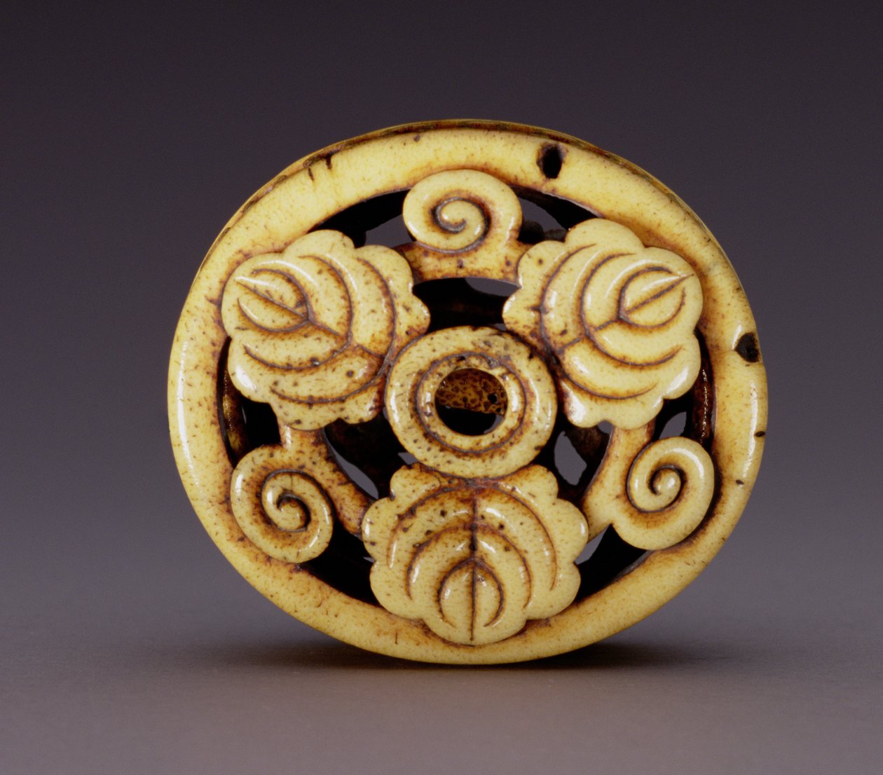 Netsuke en forma de caja (hako) c.1870 (asta de ciervo) de Ozaki Kokusai