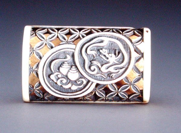 Netsuke con diseño calado, c.1870 (asta de ciervo) de Ozaki Kokusai