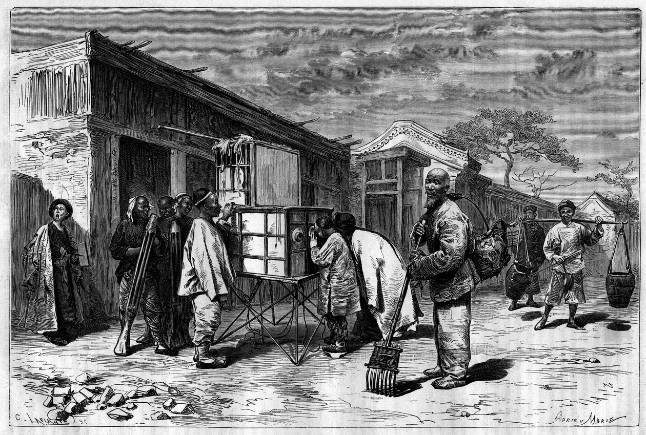 Actividad en las calles de Pekín (Beijing), con un diorama del siglo XIX. Grabado de un dibujo de Sellier, de una fotografía de Thomson, en “Le Tour du Monde, Nouveau journal des Voyages”, editado por Edouard Charton, París de P. (after) Sellier