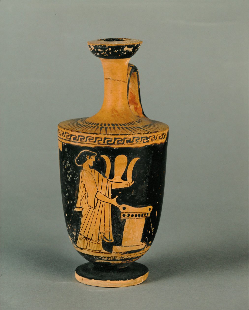 Mujer ante un altar. Pequeño lekythos de figuras rojas... de Painter Icarus