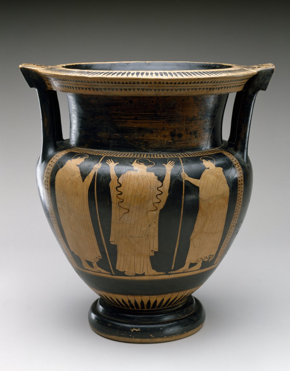 Crátera de columna de figuras rojas con escena de una mujer y dos jóvenes, 480-460 a.C. de Painter Syriskos