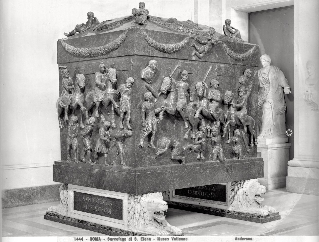 Sarcófago de Santa Elena que representa caballeros romanos y prisioneros bárbaros de Paleo Christian