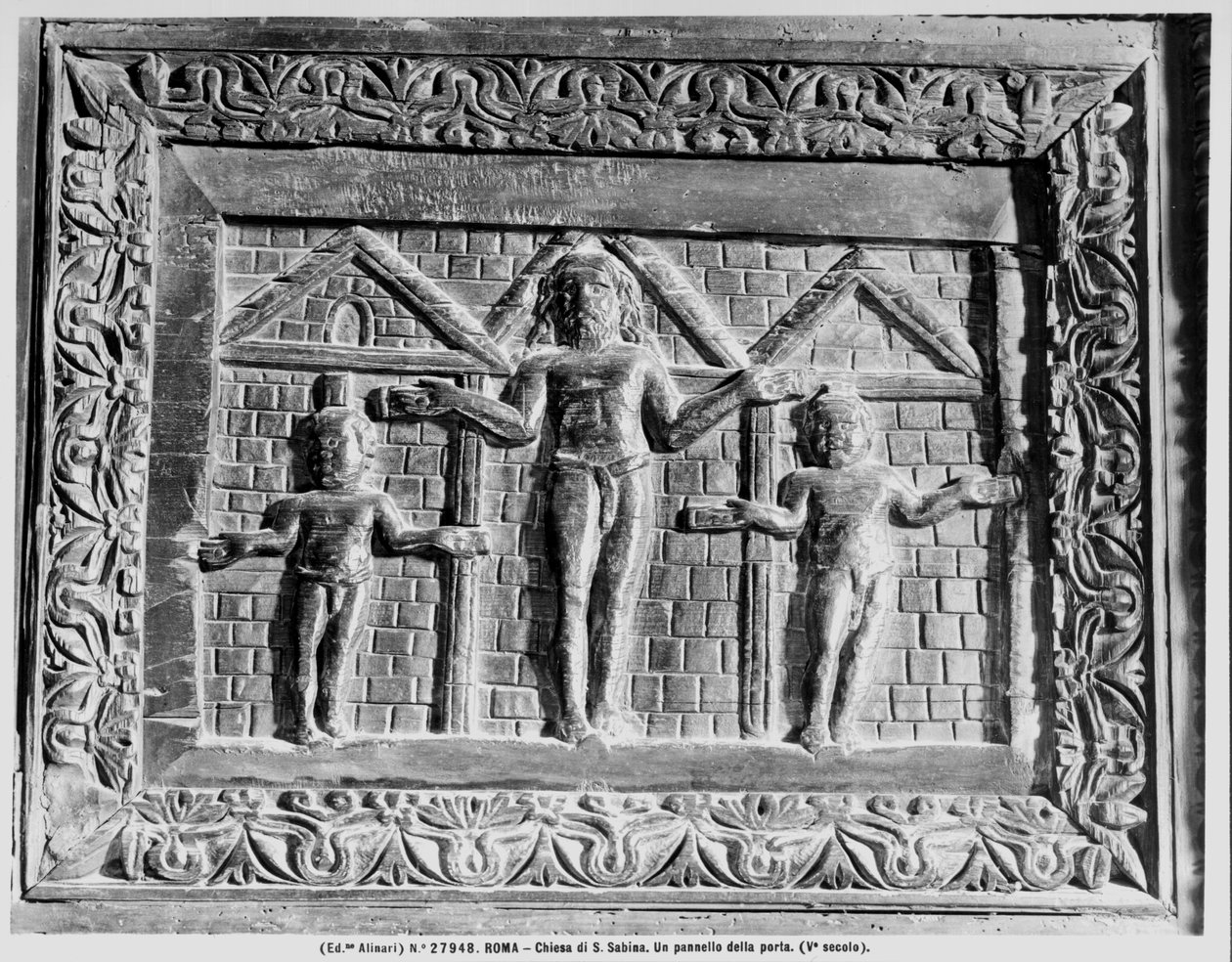 (detalle) de la Crucifixión de la puerta que representa escenas del Antiguo y Nuevo Testamento de Paleo Christian