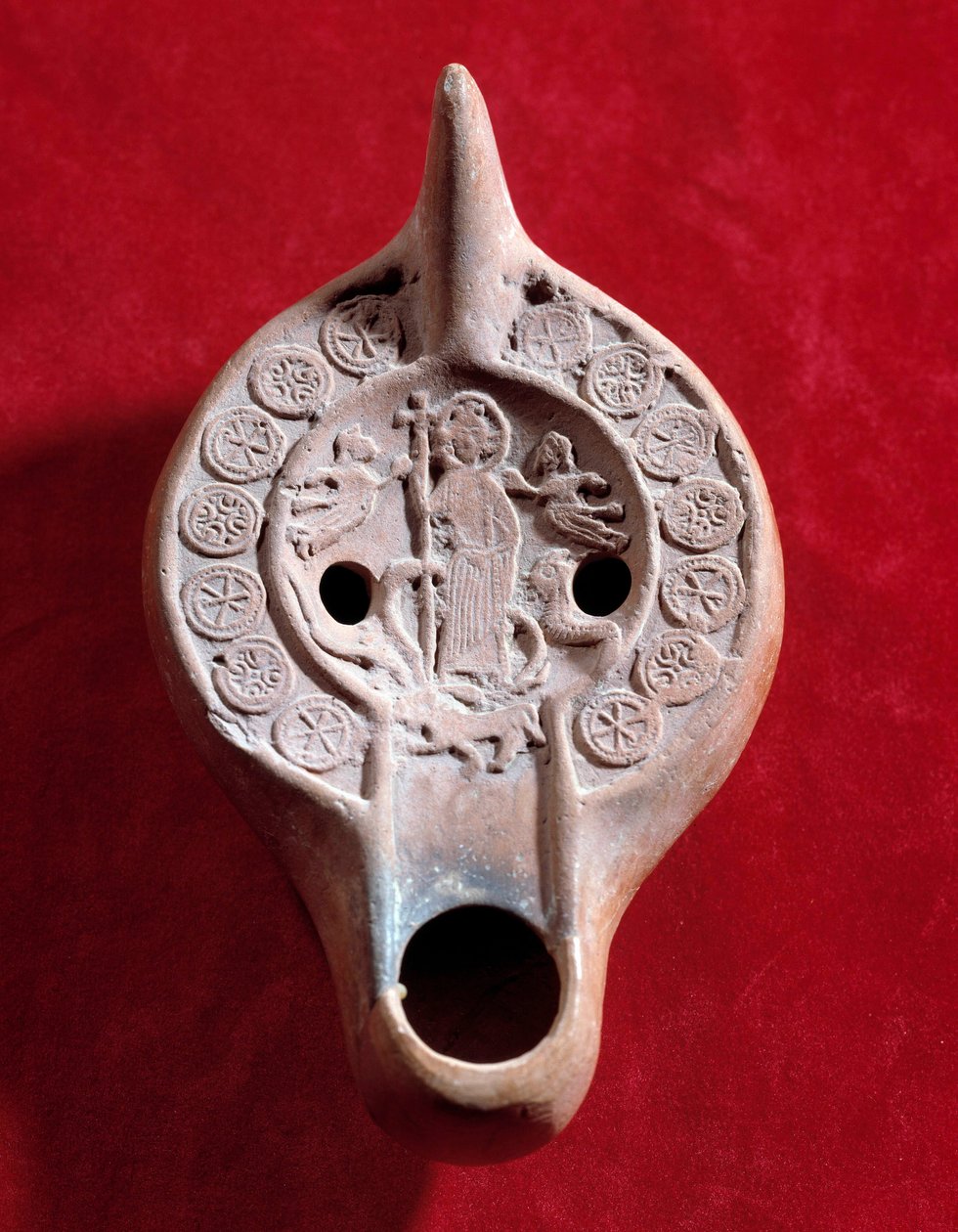 Arte paleocristiano: medallón de lámpara de aceite en terracota decorado con un Cristo triunfante de Paleo Christian