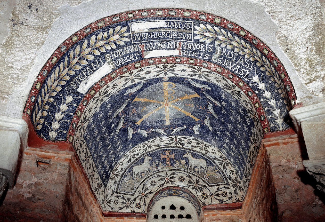 Arte paleocristiano: el monograma de Cristo rodeado por símbolos de la Santísima Trinidad de Paleo Christian