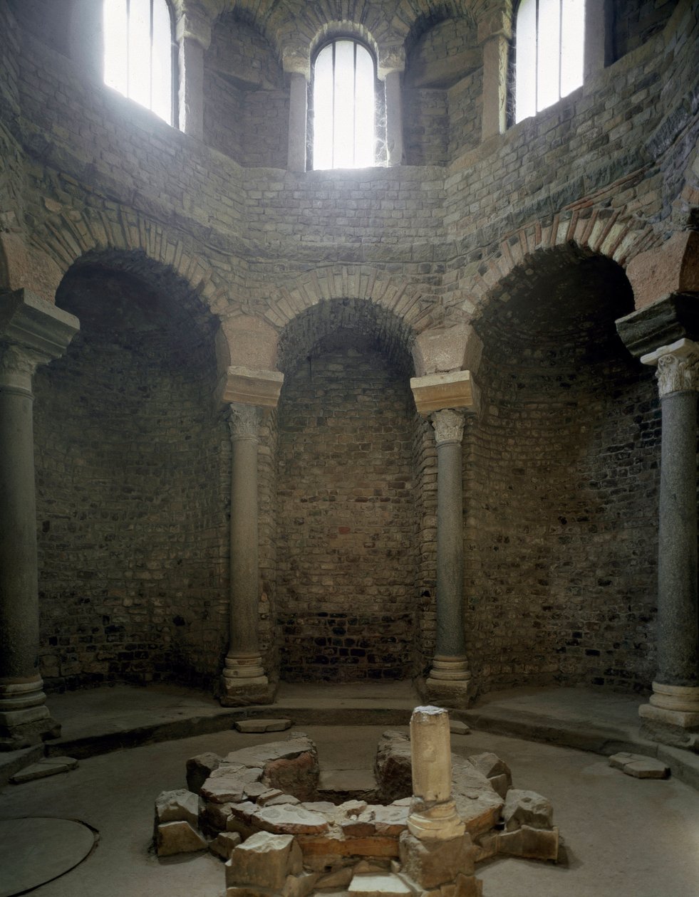 Vista del interior del baptisterio, siglo V de Paleo Christian