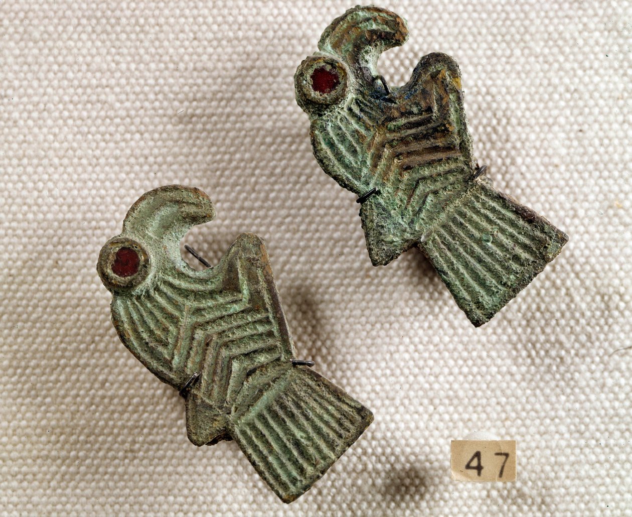 Antigüedad cristiana: fíbulas de bronce incrustadas con granate en forma de cabezas de águila. Museo Nacional de Arqueología, Saint Germain en Laye de Paleo Christian Paleo Christian