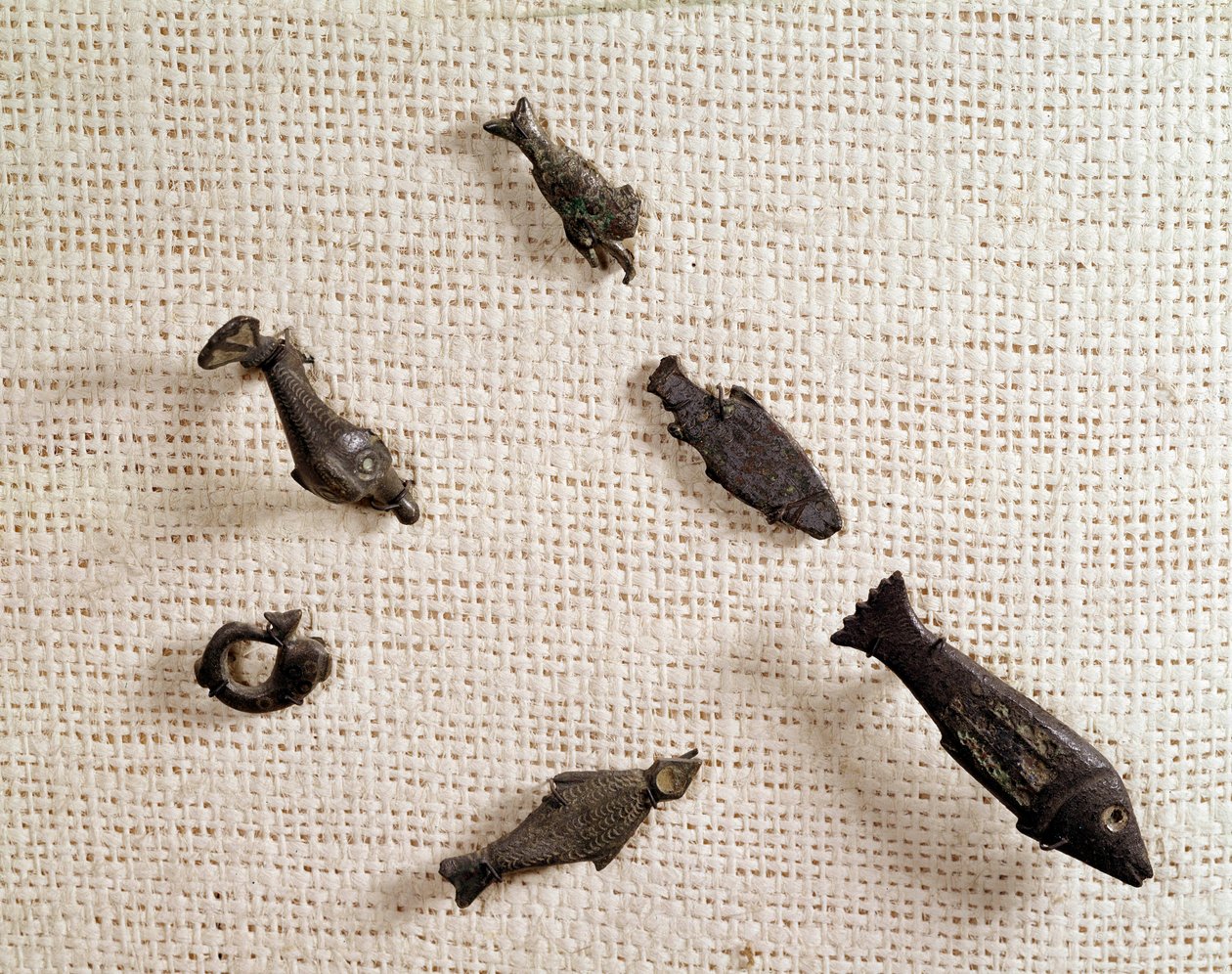 Antigüedad cristiana: fíbulas y joyería de metal en forma de pez. Museo Nacional de Arqueología, Saint Germain en Laye de Paleo Christian Paleo Christian