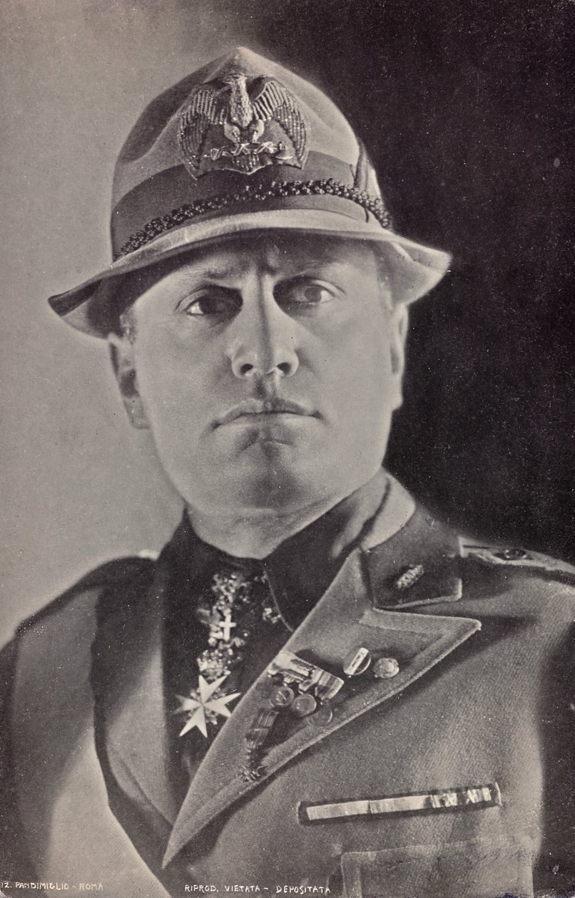 Álbum "Duce": Benito Mussolini en uniforme de la Milicia (foto en b/n) de Pandimiglio Pandimiglio