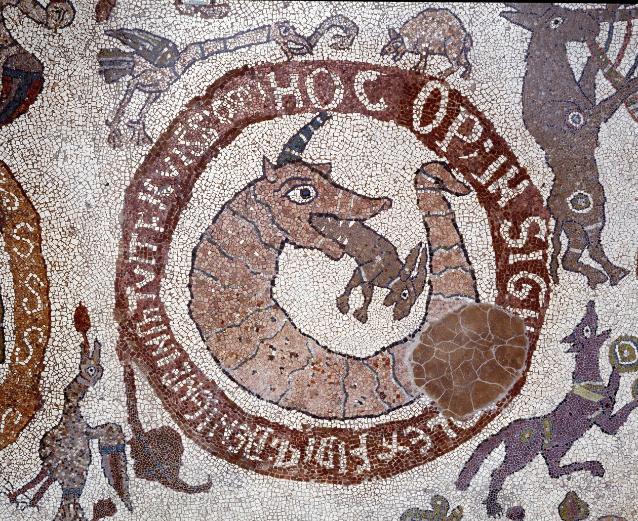 Representación del Leviatán en forma de cocodrilo encarnando a Satanás sosteniendo en su boca una liebre que representa al ser humano. Mosaico de Pantaleone, sacerdote y mosaico (1163-1166) de Pantaleon Pantaleon