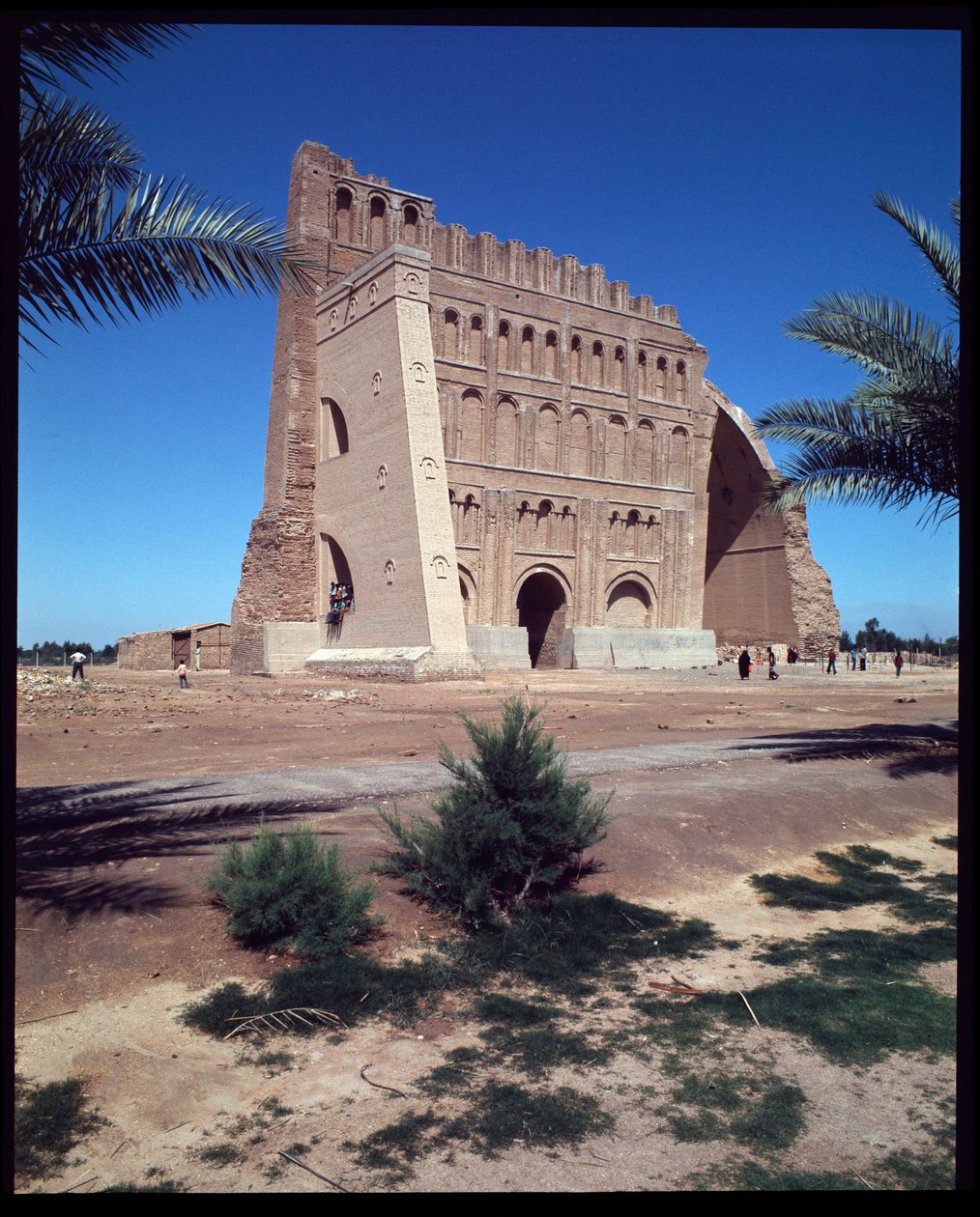 Vista del Palacio de Shapur I y el Arco de Chosroes de Parthian Parthian