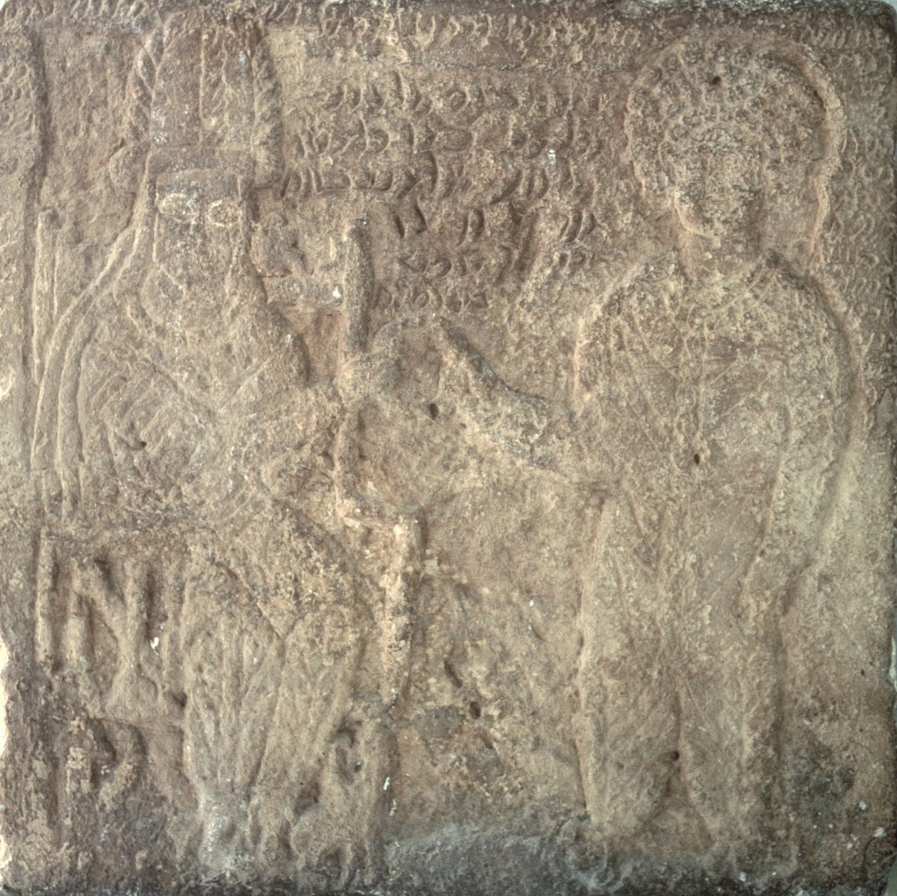 Estela rara que muestra a Artabano V, el último rey parto, invistiendo a Khwasak, el sátrapa de Susa: le entrega un anillo como emblema de su autoridad, de Susa, Irán, 14 de septiembre de 215 d.C. (piedra caliza) de Parthian School