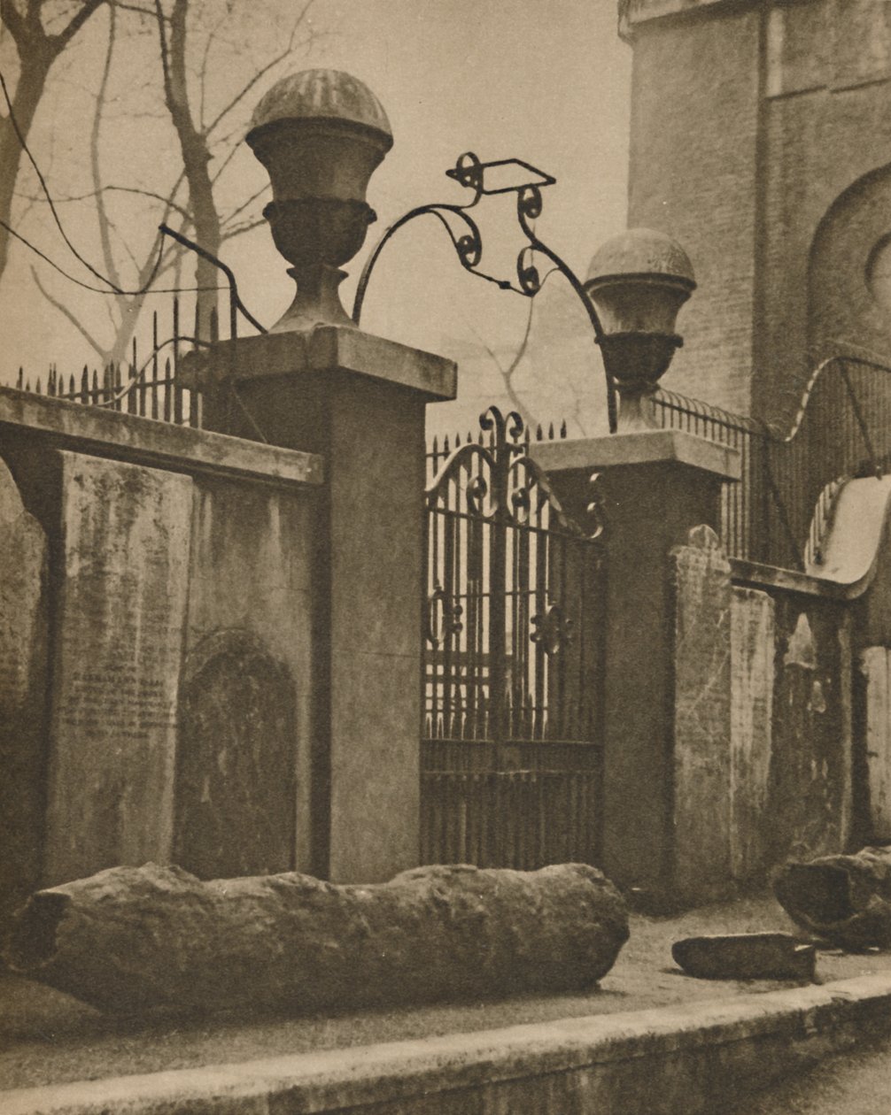 Troncos de olmo para tuberías de conducción desenterrados cerca de St. Annes, Soho, c1935 de Paterson