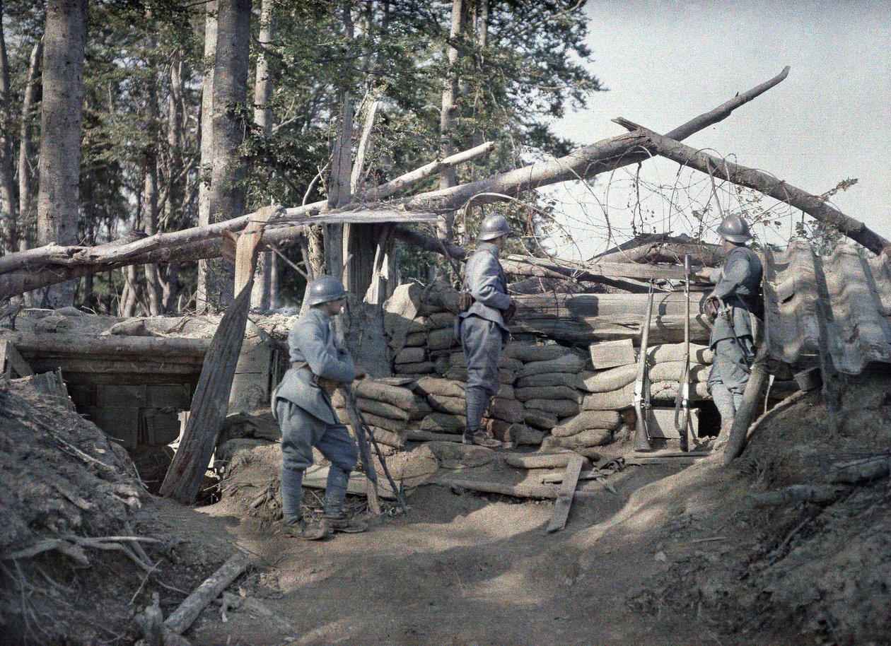Un puesto de observación francés con tres soldados en una trinchera reforzada con vigas de madera y sacos de arena cerca de las líneas alemanas, Hirtzbach, Departamento Haut-Rhin, Alsacia, Francia, 16 de junio de 1917 (autocromo) de Paul Castelnau