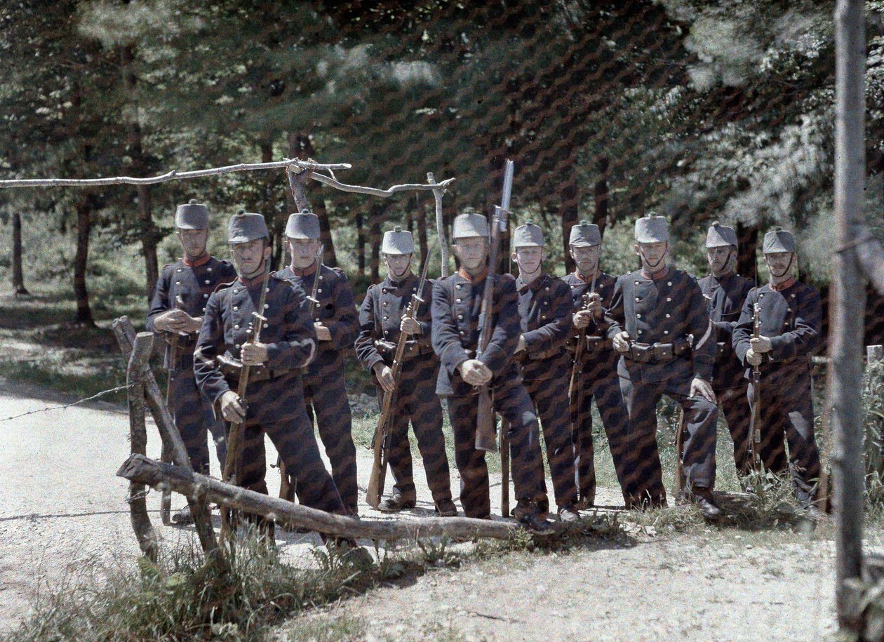 Un grupo de guardias fronterizos suizos detrás de una cerca entre Suiza y Francia, Departamento Haut-Rhin, Alsacia, Francia, 19 de junio de 1917 (autocromo) de Paul Castelnau