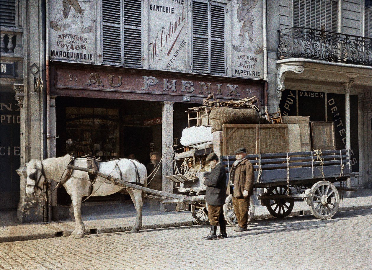 Un carro de caballos cargado con muebles y pertenencias personales frente a una tienda de artículos de cuero, Reims, Francia, 4 de mayo de 1917 (autocromo) de Paul Castelnau