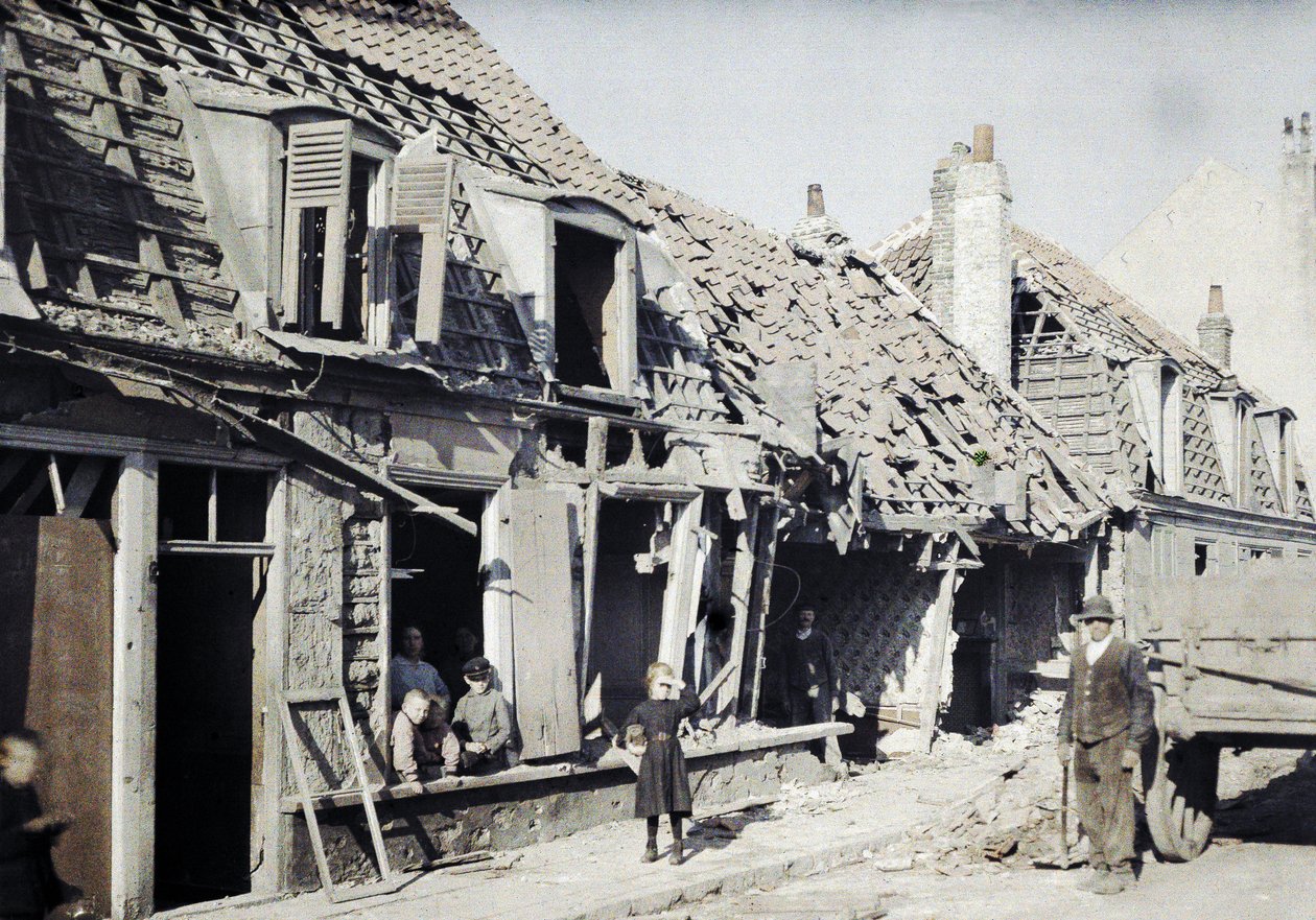 Edificios dañados después de los bombardeos del 10 y 11 de septiembre en la ciudad de Rosendaël cerca de Dunkerque, Región Nord-Pas-de-Calais, Francia, 11 de septiembre de 1917 (autocromo) de Paul Castelnau