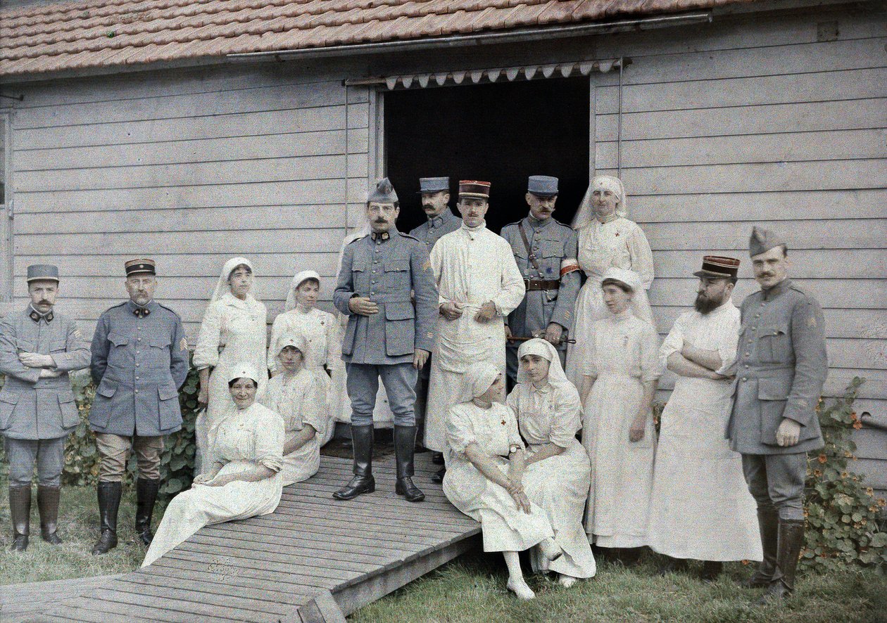 Doctores, enfermeras y personal médico frente al hospital de campaña 55 en Bourbourg, Departamento Nord, Región Nord-Pas-de-Calais, Francia, 1 de septiembre de 1917 (autocromo) de Paul Castelnau