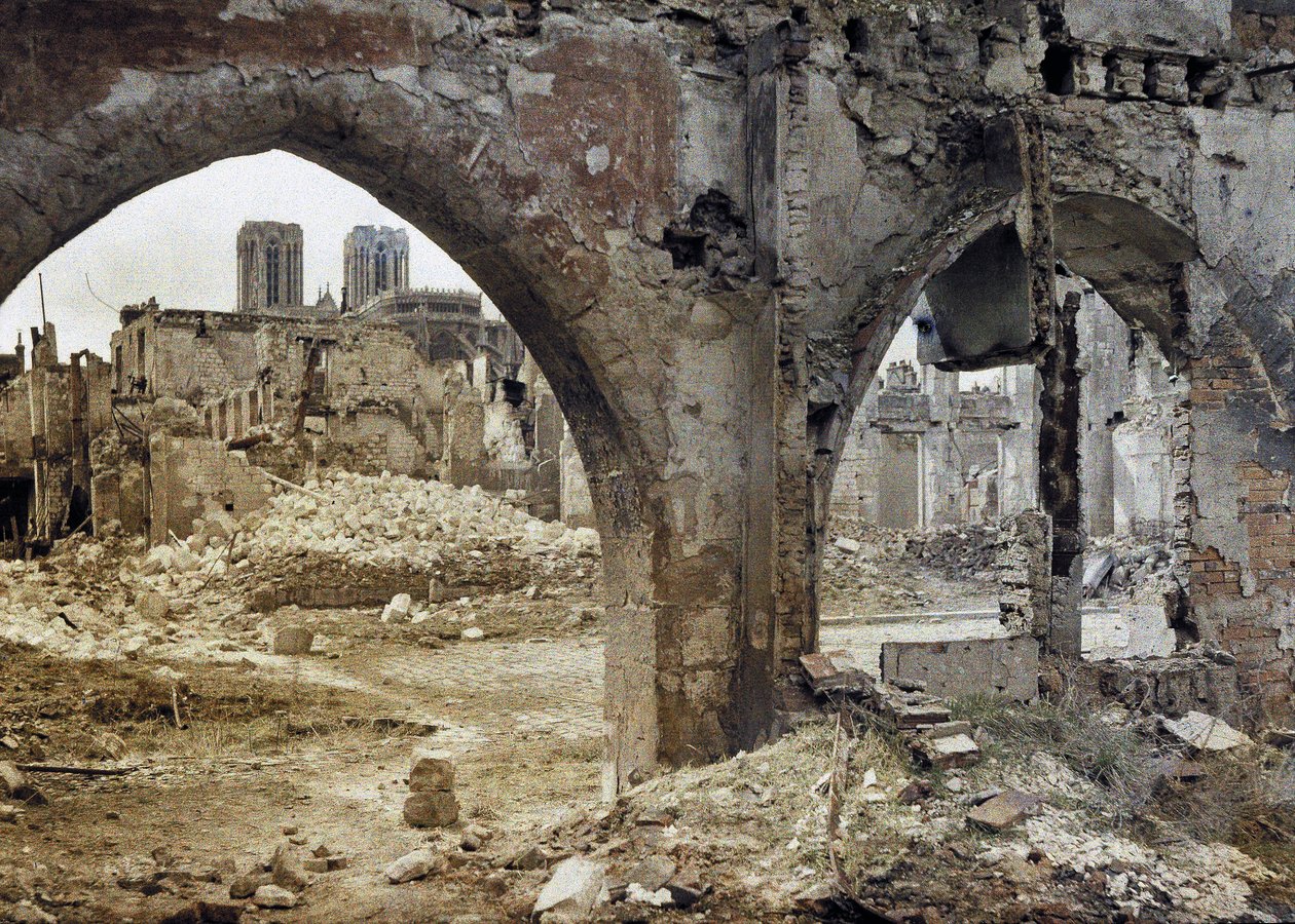 Las torres de la Catedral de Notre-Dame de Reims vistas a través de las ventanas dañadas de un edificio del centro, Francia, 3 de abril de 1917 (autocromo) de Paul Castelnau