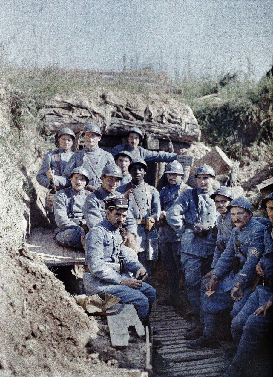 Un grupo de soldados franceses en una trinchera en la línea del frente, Hirtzbach, Departamento Haut-Rhin, Alsacia, Francia, 16 de junio de 1917 (autocromo) de Paul Castelnau