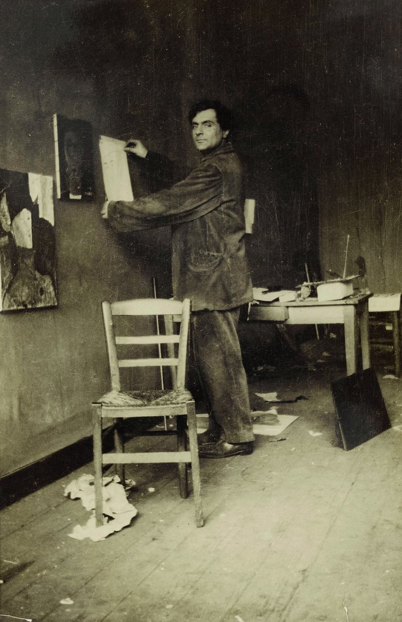 Amedeo Modigliani en su estudio, c.1915 (foto en blanco y negro) de Paul Guillaume
