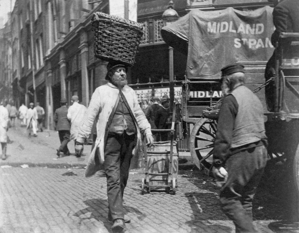 Portadores de pescado en el Mercado de Billingsgate, Londres, 1893 de Paul Martin