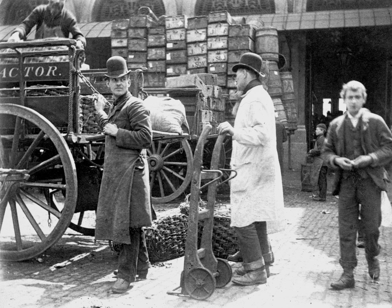 Descarga en el mercado de Billingsgate, Londres, 1893 de Paul Martin