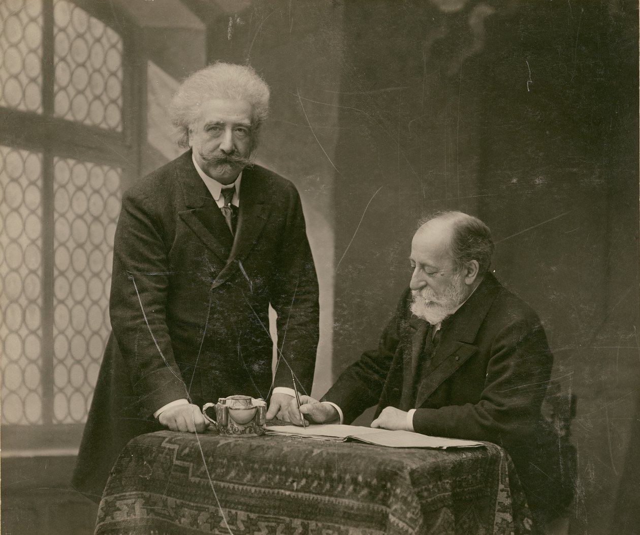 [Dos hombres en el interior, probablemente René Thorel y Hollman] de Paul Nadar