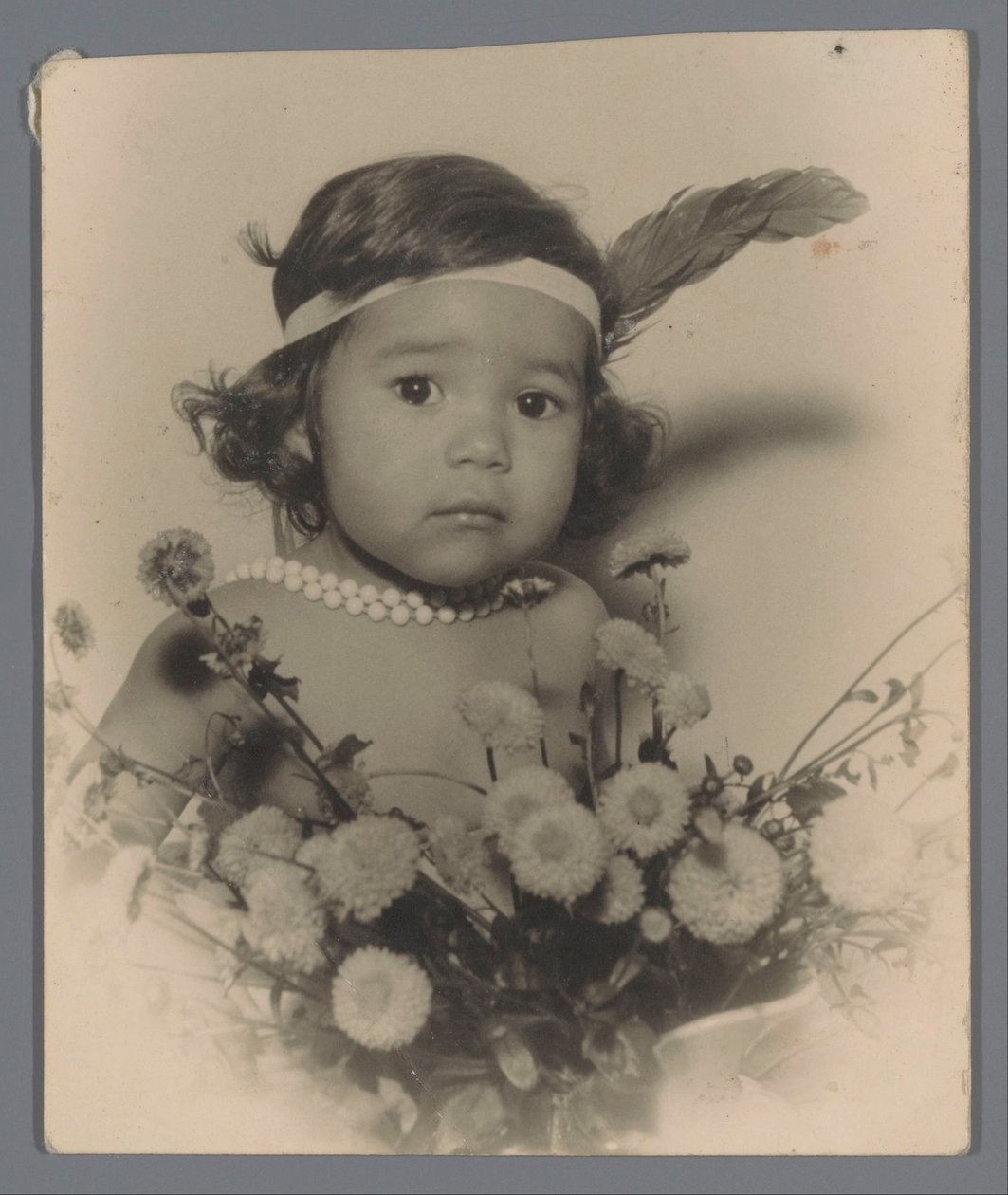 Retrato de un niño desconocido con una diadema y un ramo de flores. de Paul Rollman