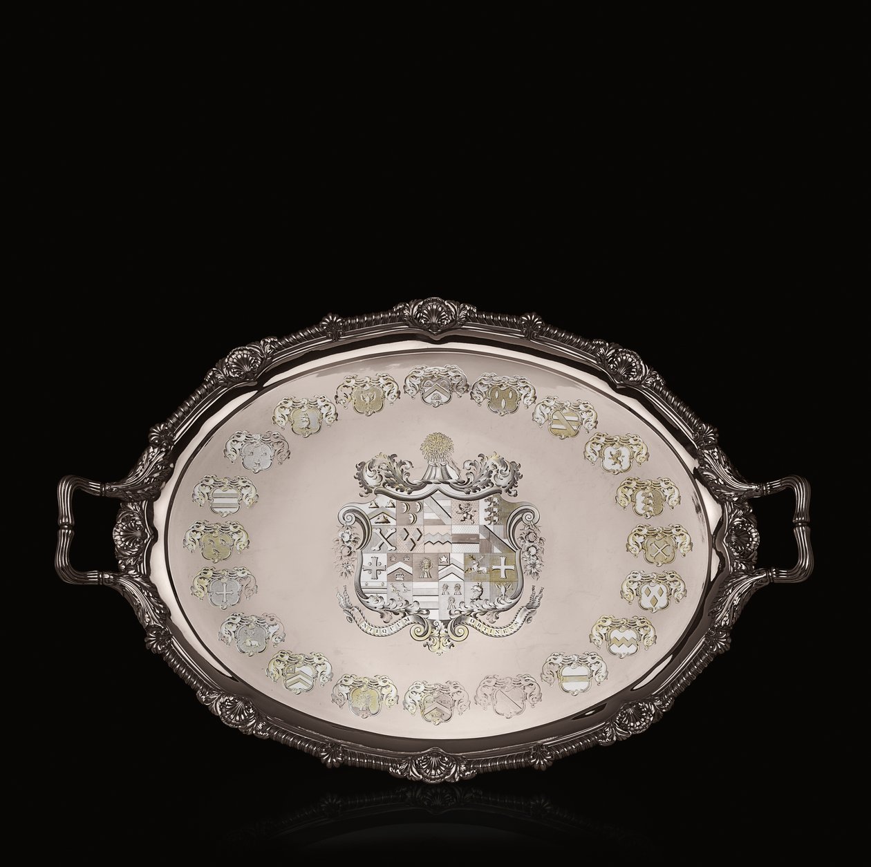 Bandeja de té de Jorge III con grabado heráldico de Paul Storr