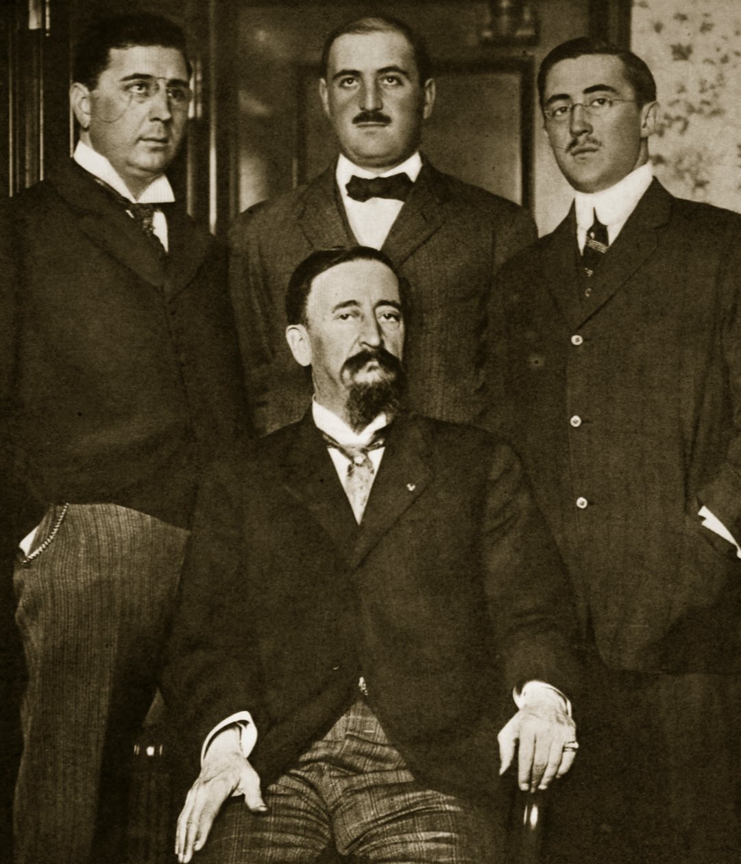 Francisco Madero y tres de sus hijos, Gustavo, Gabriel y Evaristo, en el Hotel Astor, Nueva York, marzo de 1911 de Paul Thompson