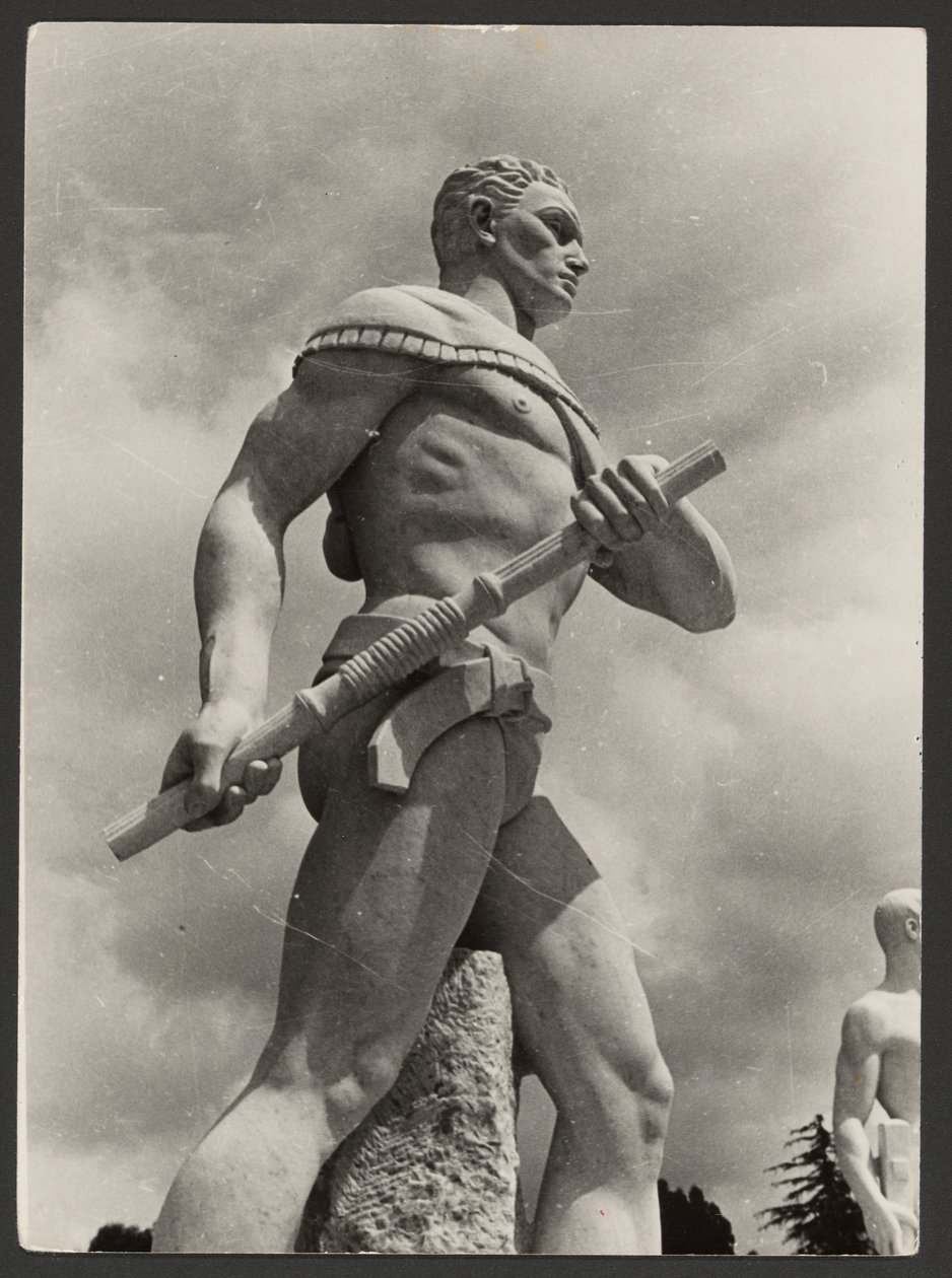 Escultura moderna en un campo de deportes de Paul Wolff