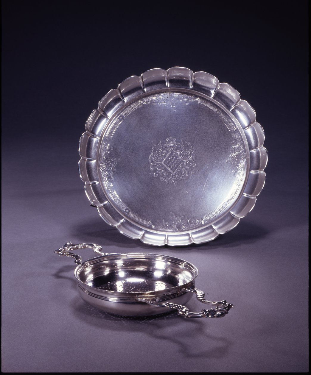 Colador de naranja de Jorge II, cuenco circular con dos asas de concha y voluta caladas (plata) de Paul de Lamerie