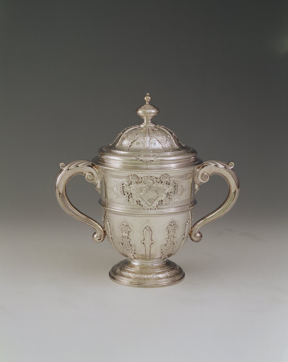 Copa con tapa de dos asas, 1730-31 de Paul de Lamerie