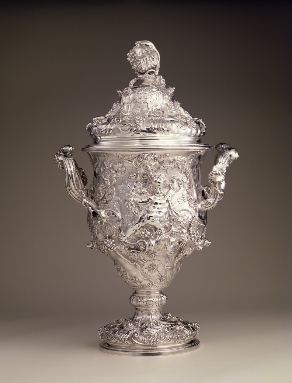 Copa con dos asas y tapa, 1742-43 de Paul de Lamerie