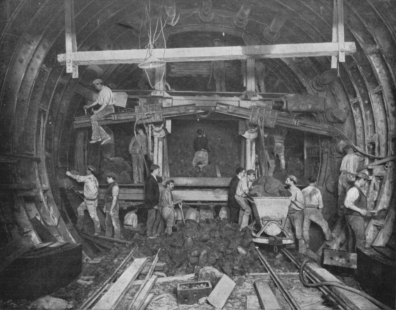 Excavando un ferrocarril subterráneo, Great Northern and City Railway, Londres, c. 1903 de Pearson and Son Ltd