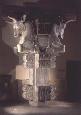 Capitel en estilo persa de una columna en la Apadana, del Palacio de Darío el Grande en Susa, Irán, c.500 a.C. de Persian School