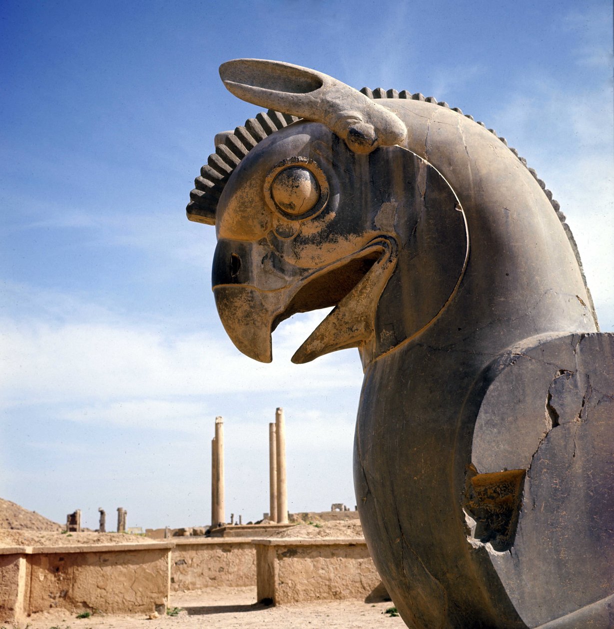 Un grifo, criatura legendaria mitad águila, mitad león. Columna de la Apadana, gran sala de audiencias, coronada por estos capiteles, palacio de Darío I, Persépolis, Irán. de Persian School