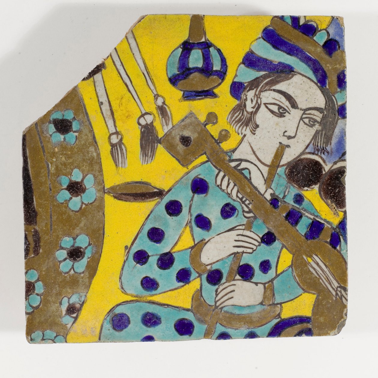 Azulejo de cerámica cuerda seca de finales del siglo XVII de Persia safávida que representa a un hombre tocando una flauta con un turbante de Persian School
