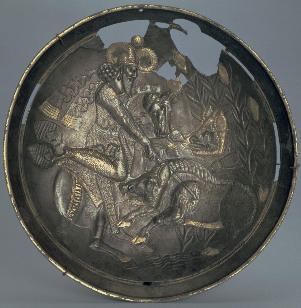 Plato decorado con una escena del Príncipe Varahran cazando, dinastía Sasánida (226-651) (plata con dorado) de Persian School