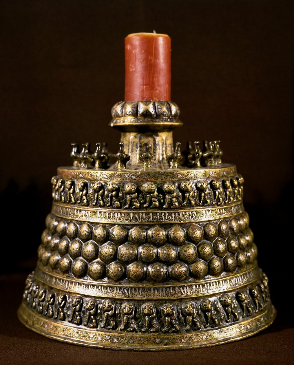 Arte islámico: candelabro de bronce con incrustaciones de plata. Arte persa del siglo XII. El Cairo, Museo de Arte Islámico de Persian School