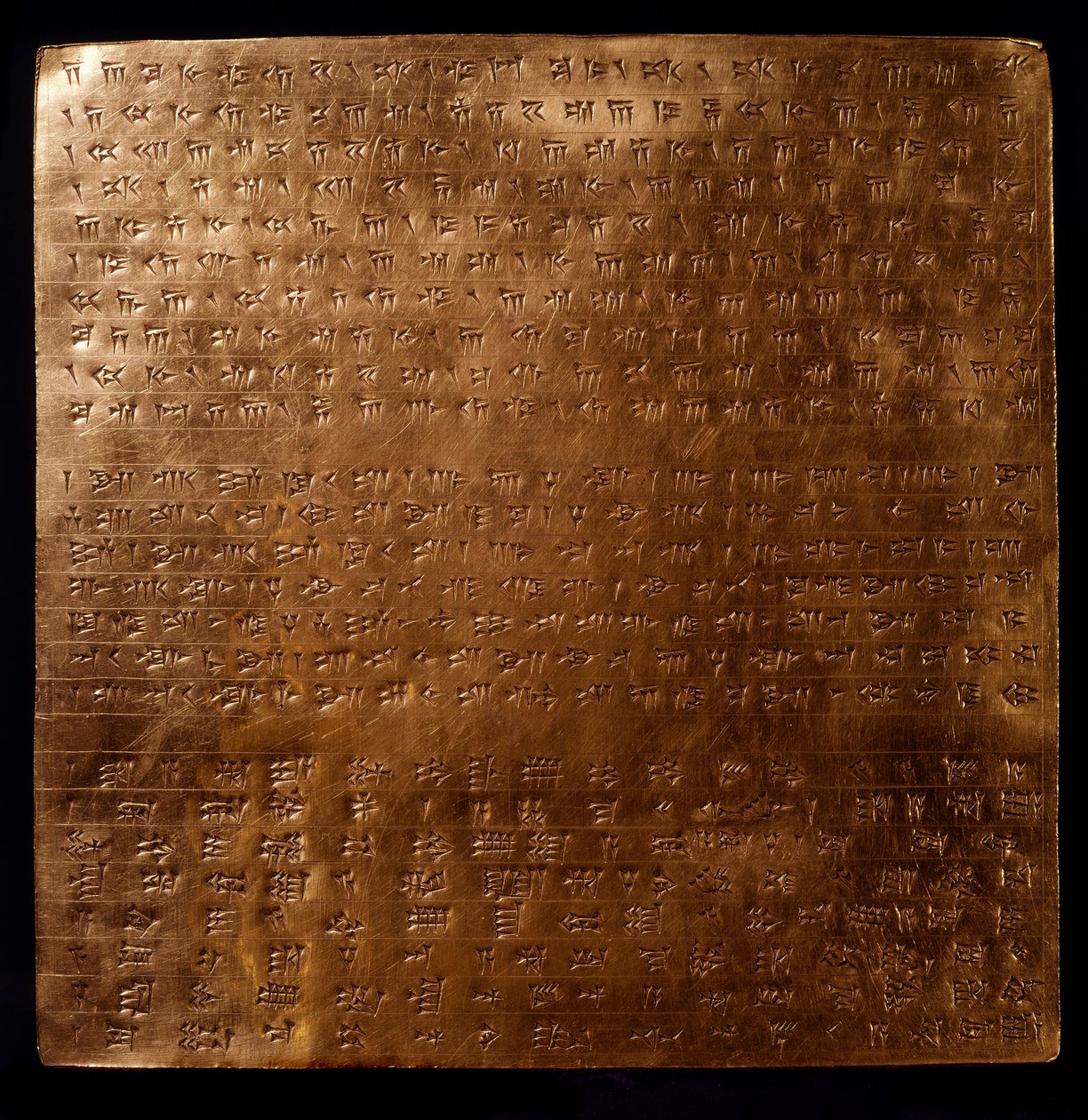 Imperio Persa: placa de oro del rey Dario I (550-486 a.C.) grabada con inscripciones en escritura cuneiforme de Persian School
