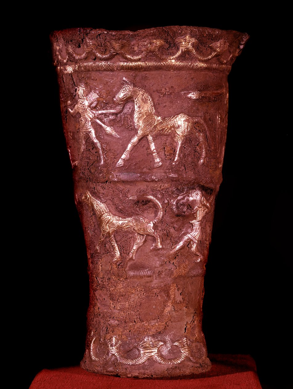 Arte persa: copa de plata incrustada con oro de Hassanlu, siglo IX a.C. Escenas de batalla en la parte superior y escenas de caza en la parte inferior. Teherán, museo arqueológico de Persian School