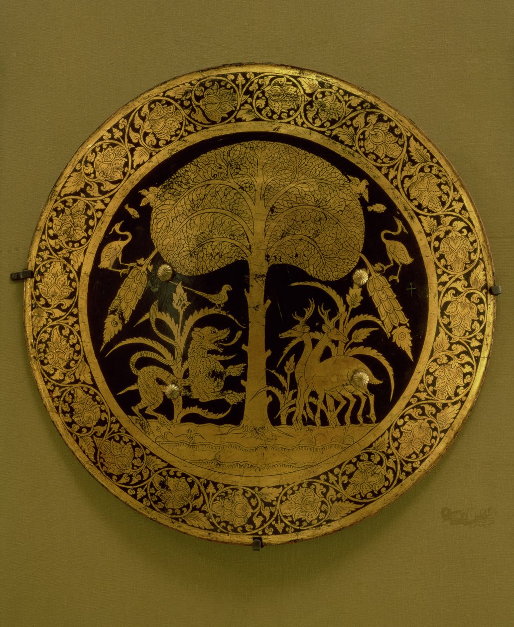 Plato con un borde de flores estilizadas rodeando una escena de animales exóticos bajo un árbol frondoso de Persian School