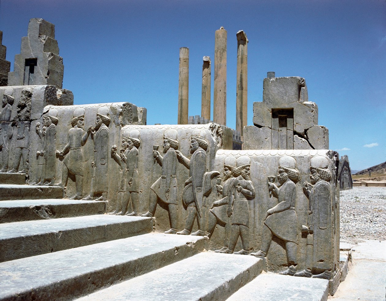Pueblos sometidos. Relieves de la escalera oriental de la Apadana, siglo VI a.C. de Persian School