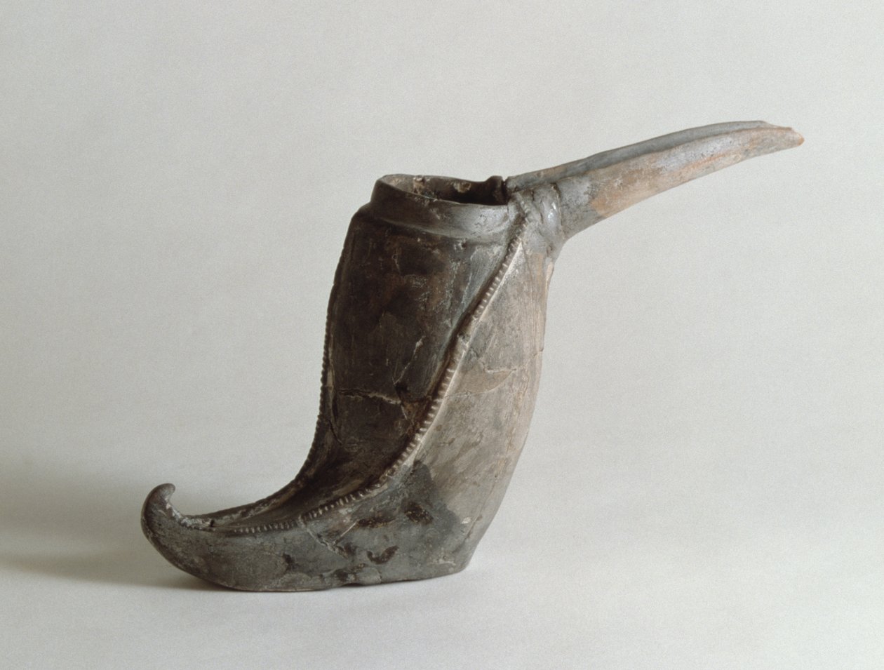 Recipiente en forma de bota, de Kaluraz, Gilan, Irán, c. primer milenio a.C. (arcilla) de Persian School