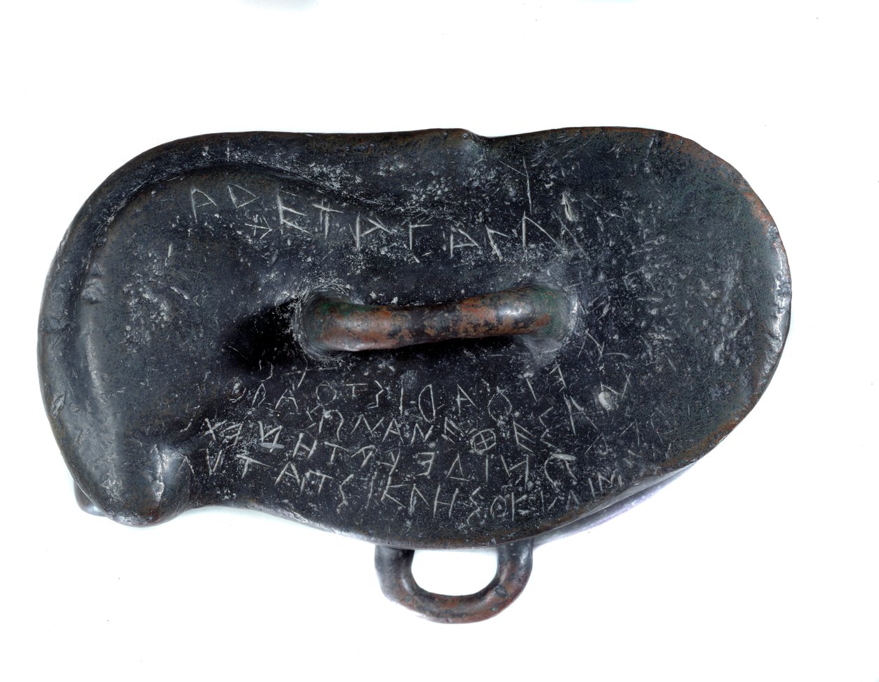 Peso votivo en bronce en forma de osselet con una dedicación en griego a Apolo de Didymus, votivo al templo del dios en Mileto. Periodo Routenide. Reportado como botín por Darío I. encontrado en el sitio de Susa. París. Museo del Louvre de Persian School